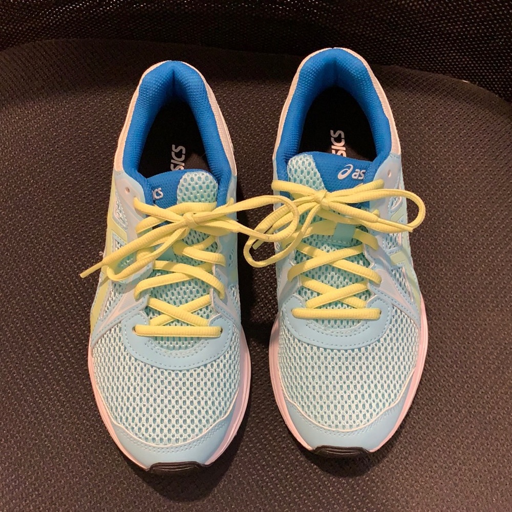 Kids Asics size 6 shoes